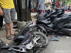 Ambulans Berlogo Partai Demokrat Tabrak 5 Motor di Surabaya