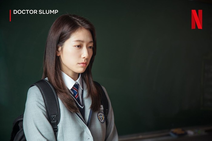 Berperan sebagai Nam Ha Neul, seorang dokter ahli anestesi jenius sekaligus saingan Yeo Jung Woo semasa sekolah, Beauties setuju kan kalau aktris cantik ini tampak awet muda dan tidak berubah semenjak drama The Heirs?/ Foto: instagram.com/netflixkcontent