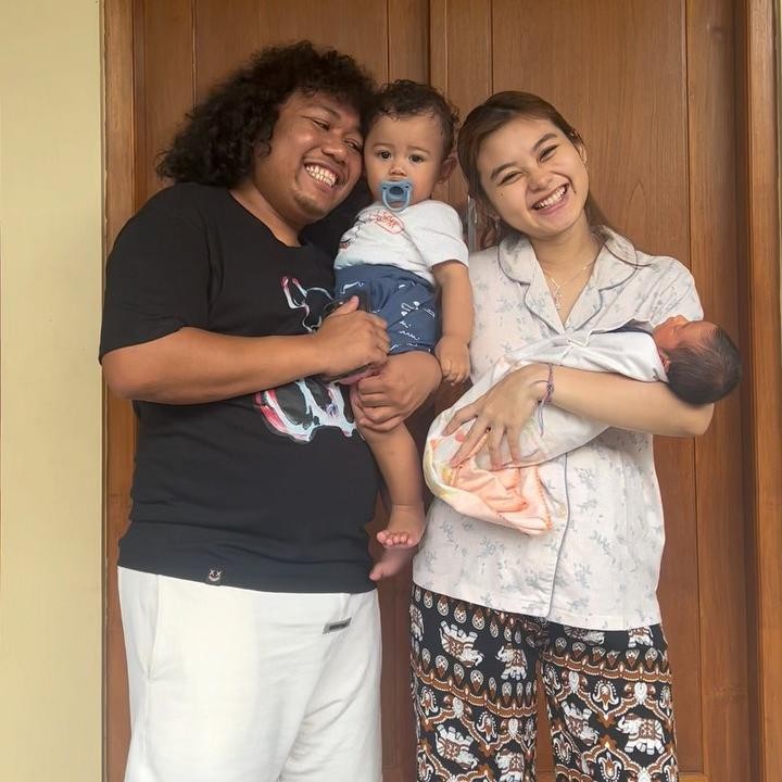 <p>Yansen Indiani atau yang akrab disapa Cesen lulus dari JKT48 pada 2017. Mantan member generasi ke-3 itu mengejutkan publik dengan kabar pernikahannya dengan Marshel Widianto. Sempat disembunyikan, ternyata mereka sudah menikah sejak 2022 dan telah dikaruniai 2 anak. (Foto: Instagram @ceseniy)</p>