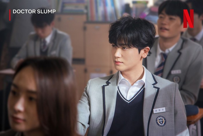 Comeback melalui drama Doctor Slump di tahun 2024 ini, Park Hyung Sik berperan sebagai Yeo Jung Woo, seorang dokter ahli bedah plastik populer yang semasa sekolah selalu menjadi peringkat pertama./ Foto: instagram.com/netflixkcontent