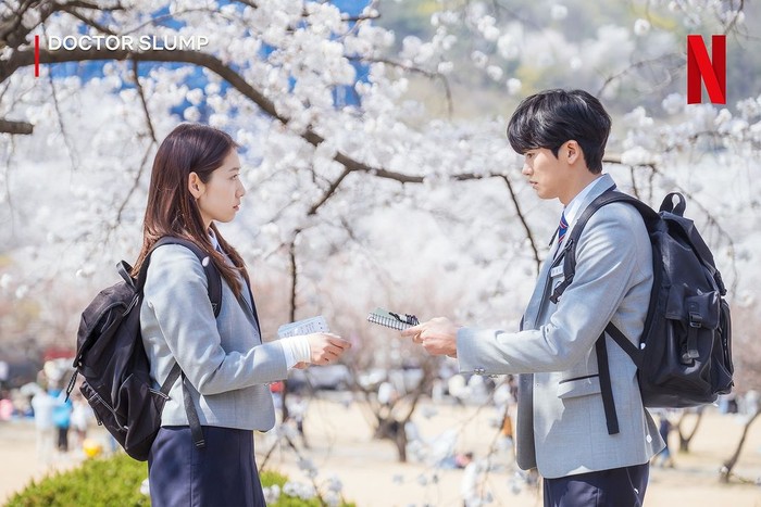 Dari musuk bebuyutan menjadi cinta, drakor Doctor Slump nampaknya akan sangat cocok bagi kamu penggemar drama komedi romansa dengan bumbu humor yang menghibur./ Foto: instagramcom/netflixkcontent