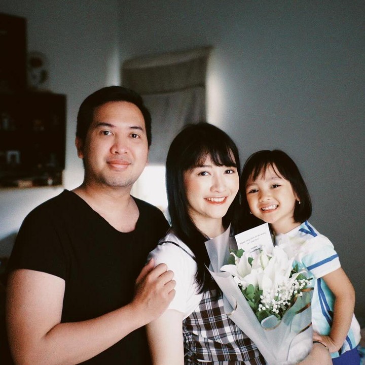 <p>Devi Kinal Putri pernah meramaikan panggung JKT48. Mantan member generasi pertama ini kemudian bergabung bersama JKT48 Operational Team (JOT). Pada 9 Maret 2019, ia menikah dengan Geraldi M. Murod dan kini telah dikaruniai seorang anak bernama Kaluna Alika Murod. (Foto: Instagram @kinalputridevi)</p>