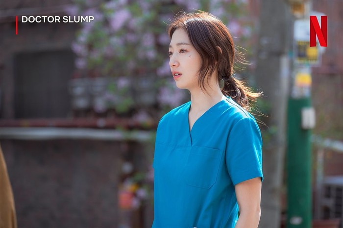 Doctor Slump juga menjadi comeback drama Park Shin Hye setelah menikah dan memiliki anak, lho./ Foto: instagram.com/netflixkcontent