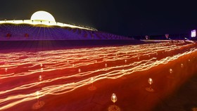 FOTO: Gemerlap Lampu Lilin Perayaan Hari Makha Bucha di Thailand