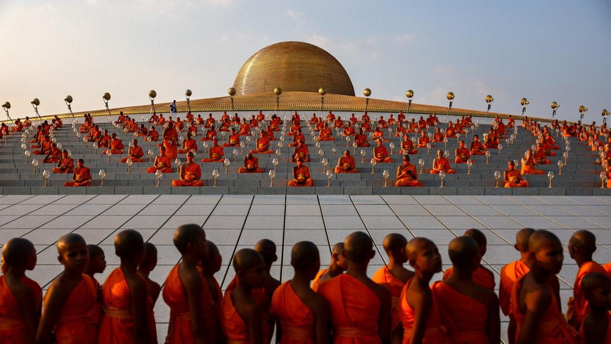 FOTO: Gemerlap Lampu Lilin Perayaan Hari Makha Bucha di Thailand