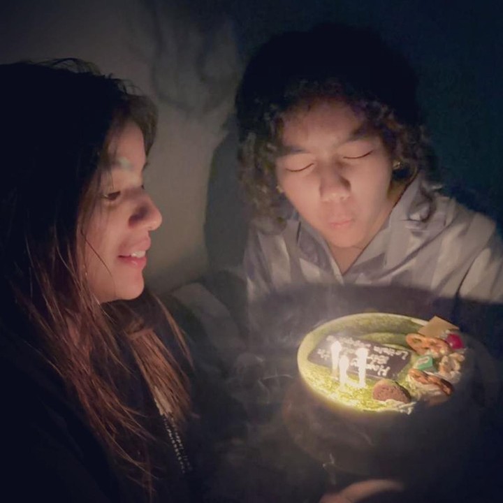<p>Sheila memberikan sebuah kue ulang tahun dengan lilin yang sudah dinyalakan. Meski masih mengantuk, Leticia tampak meniup lilin tersebut dengan semangat. (Foto: Instagram @itssheilamj)</p>