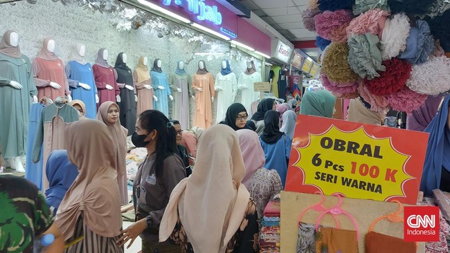 Geliat pedagang Pasar Tanah Abang menjelang Ramadan dan lebaran tahun ini mulai terasa. Namun, belanja online masih membayangi semarak ramai pasar tersebut.