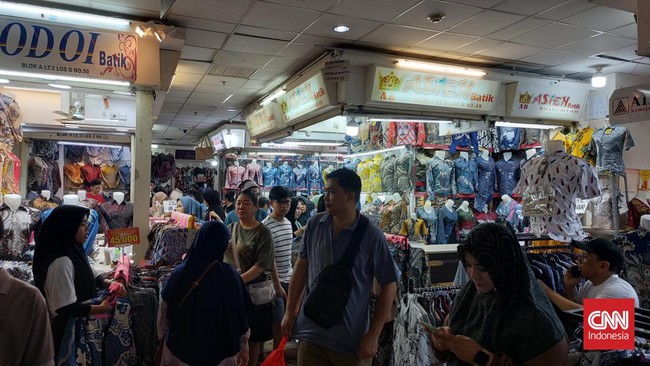Geliat pedagang Pasar Tanah Abang menjelang Ramadan dan lebaran tahun ini mulai terasa. Namun, belanja online masih membayangi semarak ramai pasar tersebut.