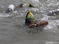 Serunya Lomba Renang Selat Madura Sambut HUT Kopaska Berhadiah Rp 100 Juta