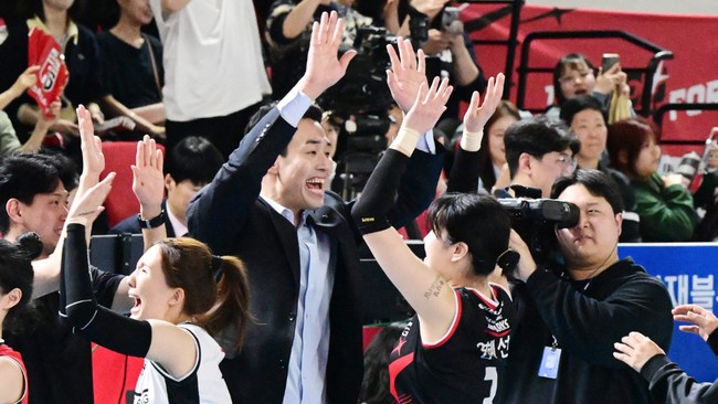 Pelatih Red Sparks Ko Hee Jin menganggap strategi yang digunakan timnya berhasil mengecoh Pink Spiders di laga kedua playoff Liga Voli Korea, Minggu (24/3).