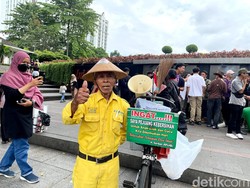 Usia Senja Tak Pudarkan Semangat Sariban Jaga Lingkungan di Bandung