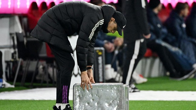 Pelatih Bayern Munchen Thomas Tuchel tampak membawa koper aluminium saat memimpin timnya menghadapi RB Lepzig.