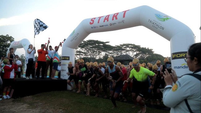 Sportel Bali Triathlon 2024 sukses digelar pada Minggu (25/2) dengan diikuti oleh 300 peserta dari Indonesia dan 11 negara lain.