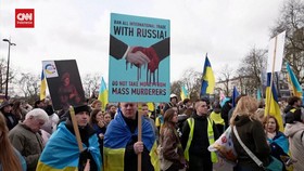VIDEO: Aksi Peringatan 2 Tahun Perang Rusia-Ukraina di Berbagai Negara