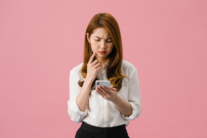 Mengenal Phubbing, Terlalu Asyik Bermain Media Sosial