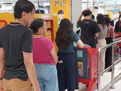 Semakin Malam, Antrean di Transmart Kokas Masih Padat Pembeli!