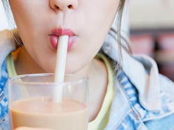 Apa Benar Minum Pakai Sedotan Bikin Kulit Cepat Keriput?