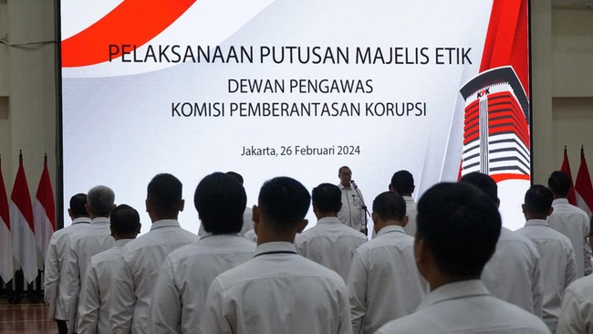 KPK telah menetapkan 15 orang tersangka dalam kasus dugaan pemerasan di Rutan. Mereka akan menjalani pemeriksaan hari ini.