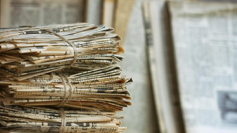 Meskipun dunia sudah dipenuhi oleh informasi digital yang mudah diakses, masih ada orang-orang yang setia dengan media cetak, terutama koran.