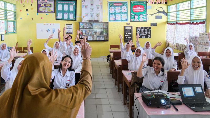 Organisasi bisnis sosial Putera Sampoerna Foundation (PSF) mendorong keterlibatan pemerintah dan pihak swasta sebagai donatur untuk meningkatkan kompetensi guru