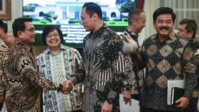 FOTO: AHY dan Moeldoko Bersalaman di Istana