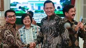 Jokowi Pamer Salam Damai AHY dan Moeldoko di Istana