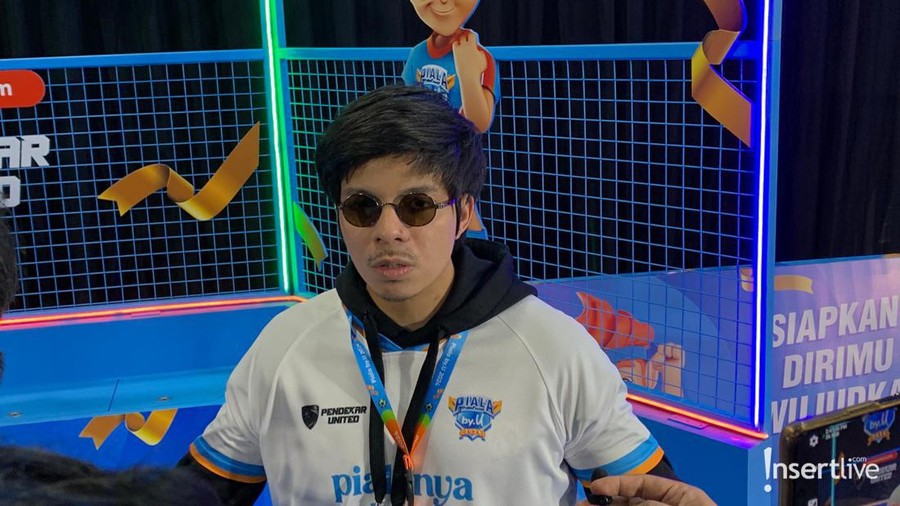 Atta Halilintar menggelar Piala kompetisi mencari bibir muda pemain futsal Atta Halilintar menggelar Piala kompetisi mencari bibir muda pemain futsal