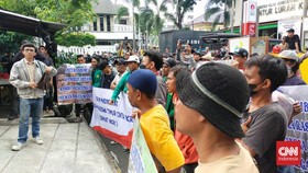 Demo di Kantor ICW, Massa Aksi Orasi hingga Bakar Ban