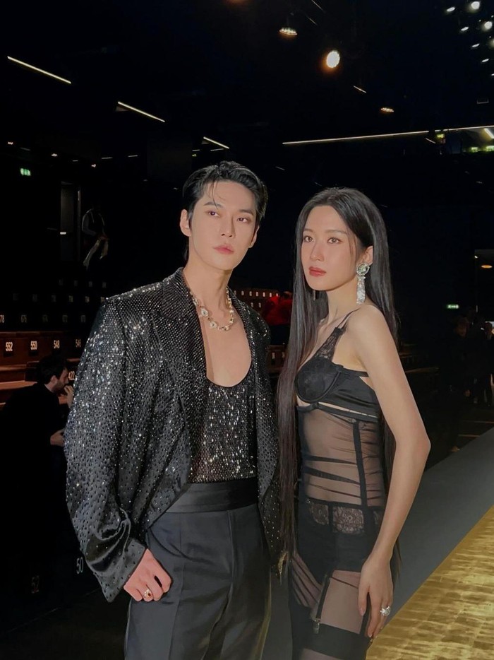 Menariknya lagi, Moon Ga Young juga sempat berpose dengan Doyoung NCT yang juga turut hadir di pergelaran mode tersebut. Visual keduanya pun sukses membuat fans terpesona!/ Foto: instagram.com/nct