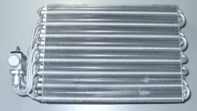 Pendingin ruangan atau AC untuk mobil terdiri dari beberapa komponen dengan fungsi dan cara kerja yang berbeda-beda, di antaranya evaporator AC.