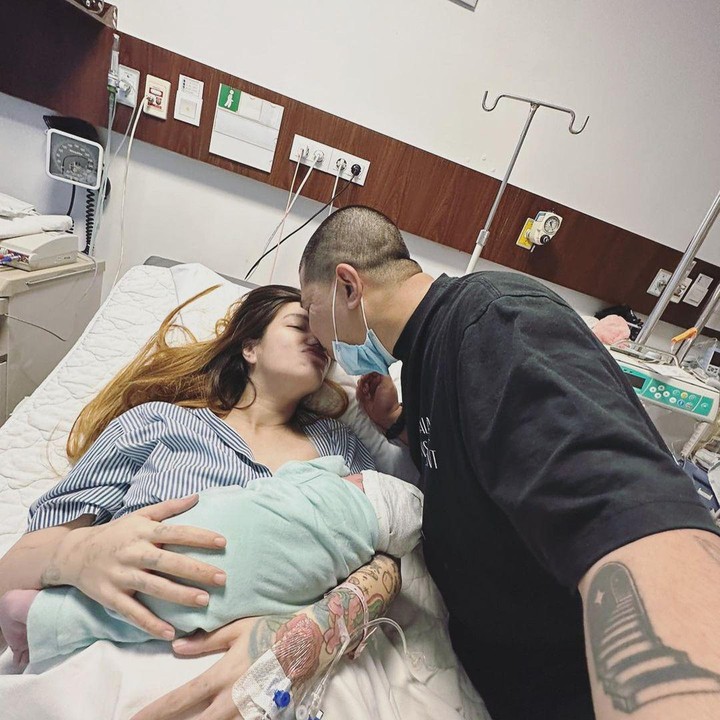 <p>Kabar tersebut disampaikan oleh sang suami, Dimas Akira, melalui unggahan di Instagramnya. Dimas juga menyampaikan rasa bangganya kepada sang istri. "Selamat ya Sayang!<em> Im really proud of You</em>," tulis Dimas. (Foto: Instagram: @dmustakira).</p>