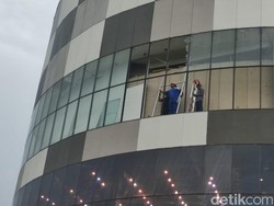Hujan Es Runtuhkan 10 Bidang Kaca Luar Lantai 3 Lippo Plaza Sidoarjo