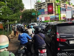 Jl Raya Bogor ke Cililitan Macet, Pemotor Senggolan hingga Invasi Trotoar