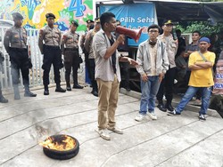 Demo di Depan Kantor ICW, Massa Bakar Ban