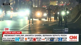 VIDEO: Menikmati Malam Jakarta Sambil Bermain Sepatu Roda