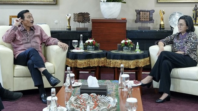 Menkeu Sri Mulyani menerima kunjungan Menko Luhut Binsar Pandjaitan di Kantor Kemenkeu, Jakarta, pada Senin (26/2).