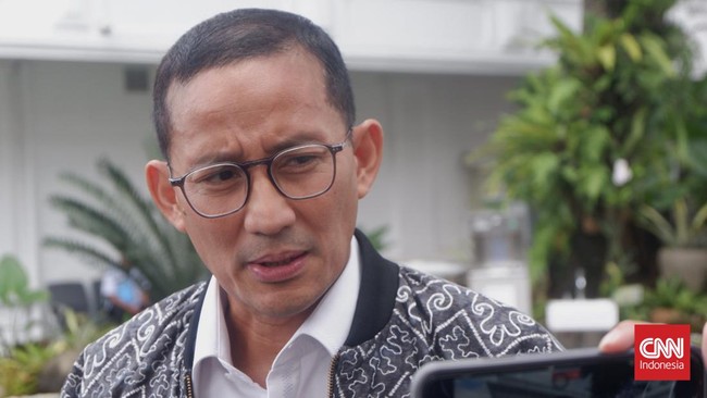 Menteri Sandiaga Ramaikan Nobar Timnas Bersama Gibran di Kawasan Balkot Solo