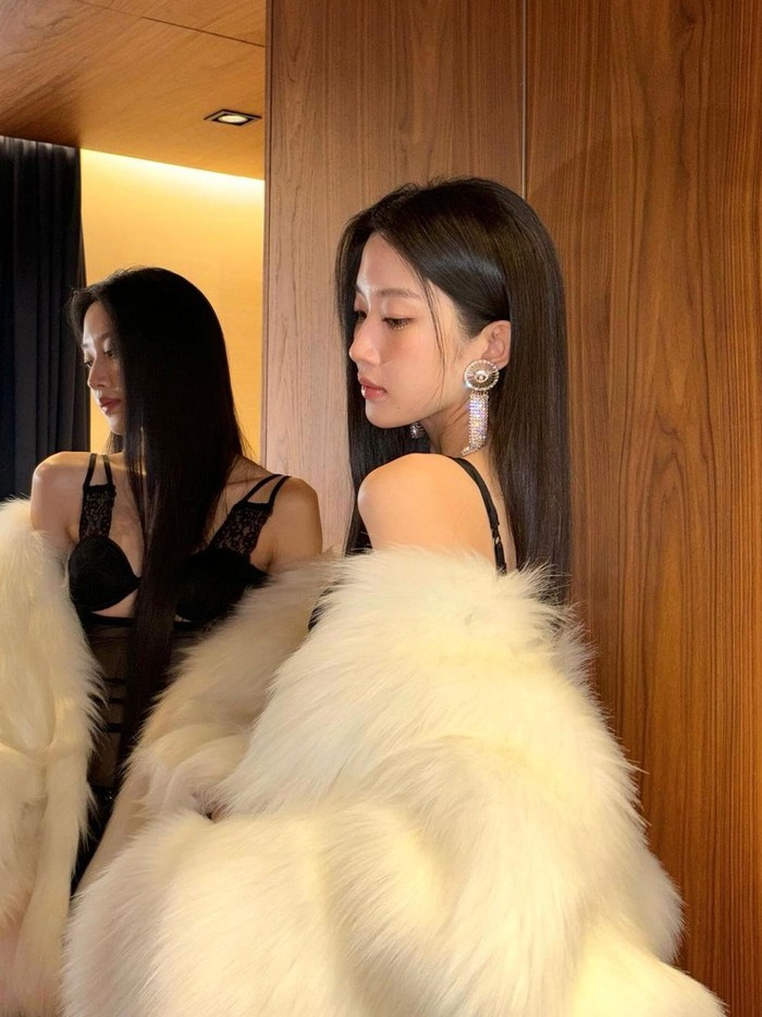 Tak ketinggala, aura 'badass' sekaligus elegan dari Moon Ga Young turut terpancar dalam penampilannya kali ini./ Foto: instagram.com/m_kayoung