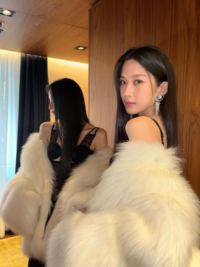 Aktris cantik sekaligus salah satu global ambassador untuk Dolce & Gabbana tersebut tampil memukau dalam busana serba hitam yang menonjolkan kesan dewasa dan memikat./ Foto: instagram.com/m_kayoung