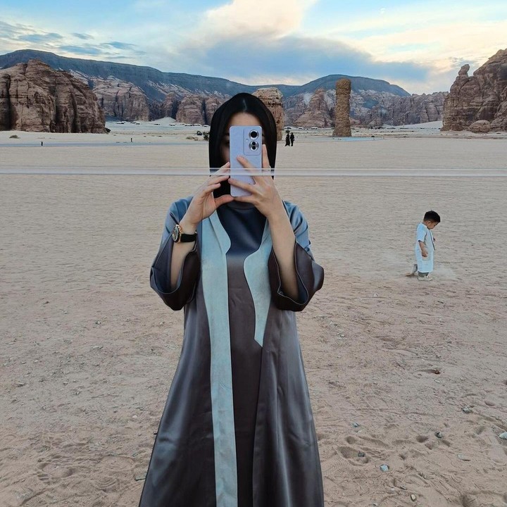 <p>Nikita dikenal sebagai salah satu figur publik yang kerap tampil <em>stylish</em> dengan gayanya yang elegan. Kali ini, ia tampil mengenakan gamis bernuansa silver saat mengunjungi Maraya. (Foto: Instagram@nikitawillyofficial94)</p>