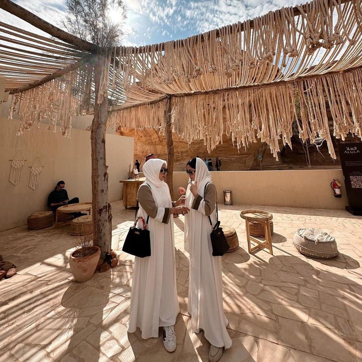 <p>Hari berikutnya, Nikita kembali mengunjung tempat wisata Banyan Tree Al Ula. Kali ini <em>outfit</em>-nya kembar dengan sang ibunda, Yora Febrine. (Foto: Instagram@nikitawillyofficial94)</p>