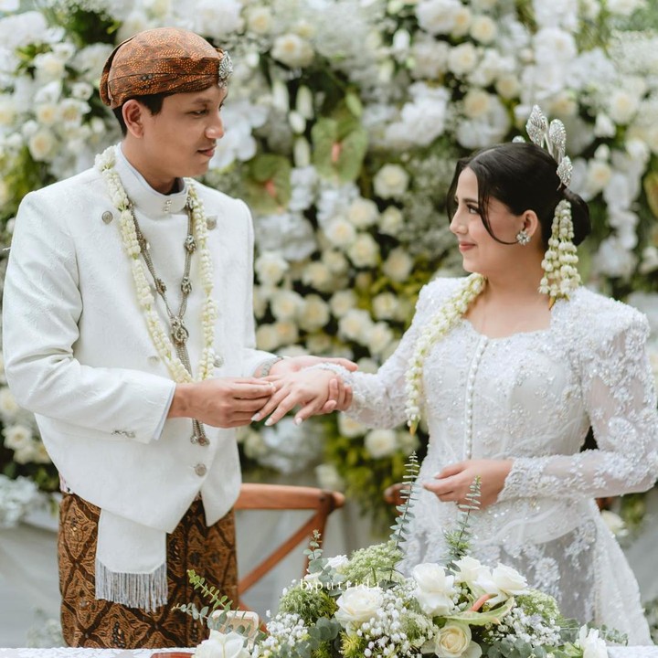 <p>Nessie dinikahi oleh pria bernama Andryan Gama. Keduanya terlihat saling memakaikan cincin di tangan satu sama lain. (Foto: Instagram @nessiejudge)</p>