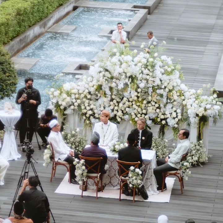 <p>Nessie Judge menggelar pernikahan yang intim dan tertutup. Acara itu hanya dihadiri oleh keluarga dan kerabat dekat saja, Bunda. (Foto: Instagram @nessiejudge)</p>