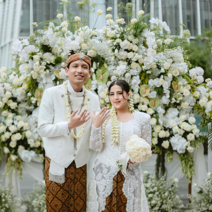 <p>Setelah cincin terpasang di jari manis mereka, pasangan ini memamerkan tangan mereka sebagai pertanda keduanya telah menjadi pasangan suami istri. (Foto: Instagram @nessiejudge)</p>