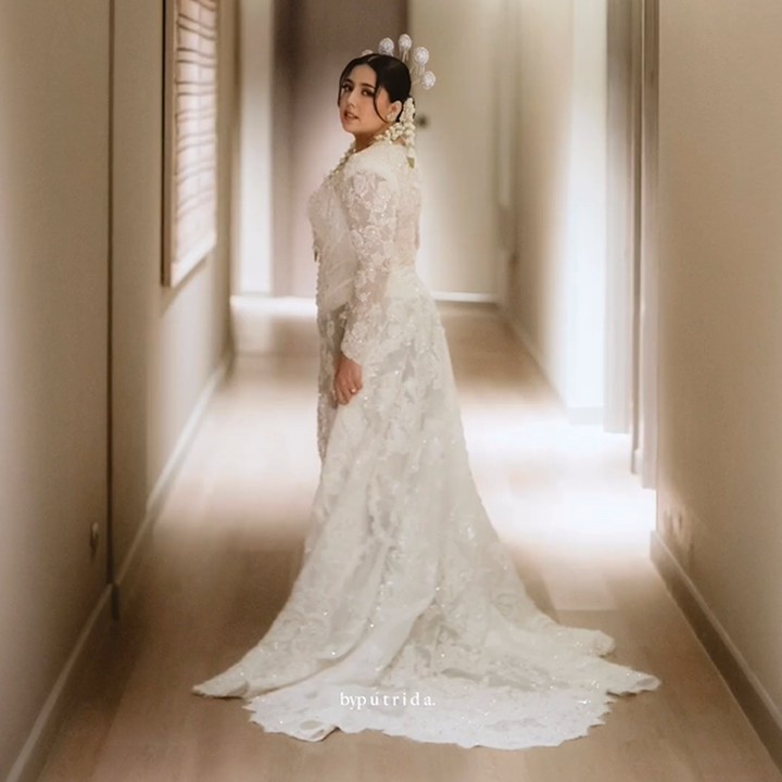 <p>Pada hari pernikahannya, Nasreen Anisputri Judge tampil memesona dalam balutan kebaya bernuansa putih nan cantik. Ia juga mengenakan headpiece tradisional di kepalanya. (Foto: Instagram @nessiejudge)</p>