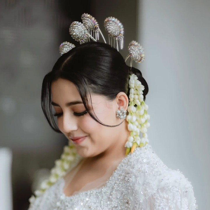 <p>Kabar bahagia datang dari Nessie Judge. YouTuber yang kerap membawakan kisah misteri itu dikabarkan telah menikah, Bunda. (Foto: Instagram @nessiejudge)</p>