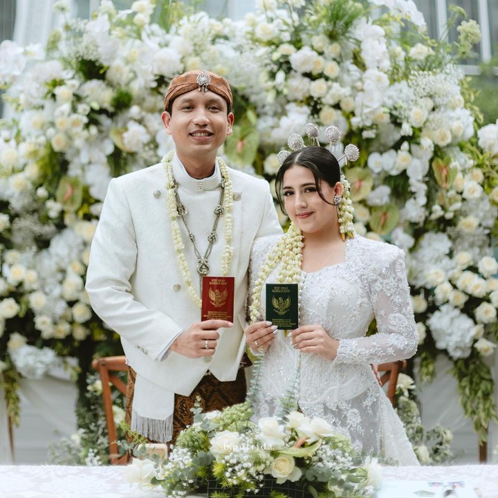 <p>Nessie Judge dan Andryan Gama juga berfoto sambil memperlihatkan buku nikah mereka. Unggahan tersebut langsung dibanjiri ucapan selamat dari netizen yang terkejut. "Diam membuat konten bergerak jadi penganten, kaget banget woi," ucap @ikyy**** "KAGET DIKIT, TAPI CONGRATS KAK NESSS," kata @ikba***** (Foto: Instagram @nessiejudge)</p>