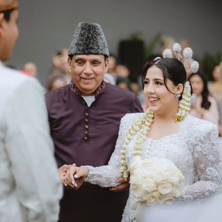 <p>Saat dipertemukan dengan sang suami, Nessie Judge terlihat menampilkan senyum dengan wajah berbinar. (Foto: Instagram @nessiejudge)</p>