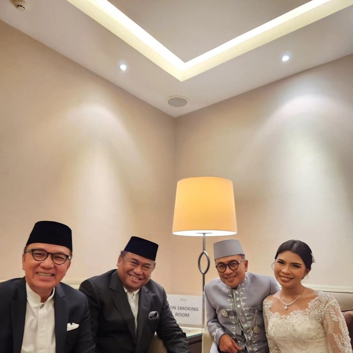 <p>Dalam unggahan tersebut, Tantowi juga menyebutkan sosok penting yang menjadi saksi di pernikahan Rachel Yahya. "Dengan saksi Bpk. Budi Karya Sumadi dari pihak mempelai lelaki dan Bpk. Rahmat Gobel sebagai saksi mempelai wanita," ungkapnya. (Foto: Instagram @tantowiyahyaofficial)</p>