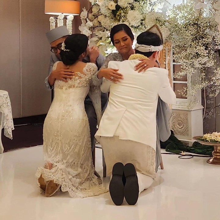 <p>Acara pernikahan terasa semakin khidmat ketika Rachel Yahya dan Glory bersimpuh di hadapan orang tua untuk meminta restu. Kita doakan semoga rumah tangga mereka selalu harmonis ya, Bunda. (Foto: Instagram @tantowiyahyaofficial)</p>